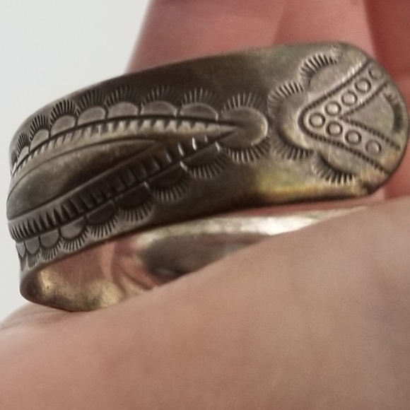 Stunner! vtg unsigned Southwestern cuff bracelet - Picture 11 of 11